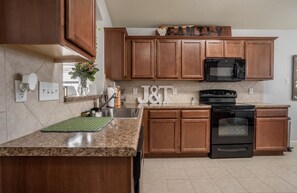 Fridge, microwave, oven, stovetop - The Cozy Wacoan, Welcome and Enjoy (Waco)