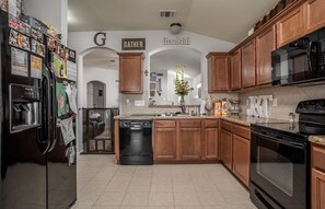 Fridge, microwave, oven, stovetop - The Cozy Wacoan, Welcome and Enjoy (Waco)