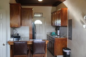 Departamento familiar, 2 habitaciones (Tamarind) | Cocina privada | Refrigerador con congelador, microondas, horno y parrilla de estufa