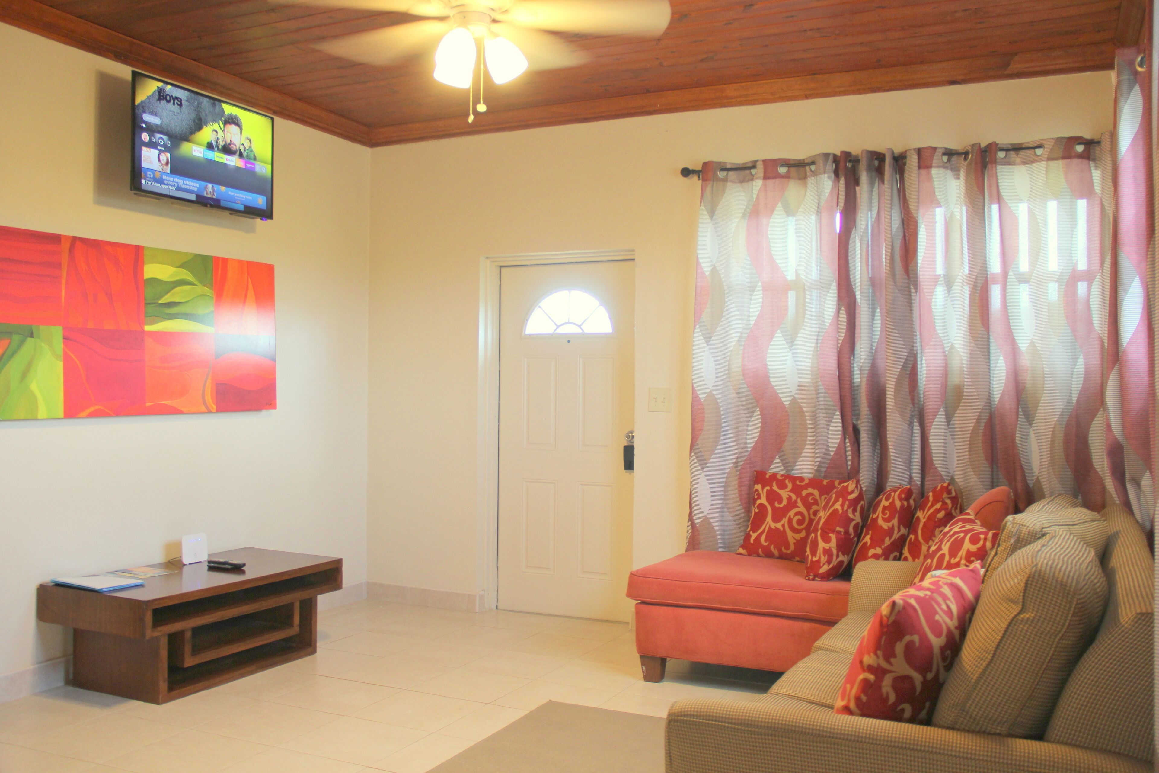 家庭公寓, 2 間臥室 (Mahogany) | 起居區 | 40-吋平面電視、有線頻道、電視