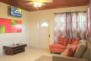 Departamento familiar, 2 habitaciones (Mahogany) | Área de sala de estar | Televisión de pantalla plana de 40 pulgadas con canales por cable