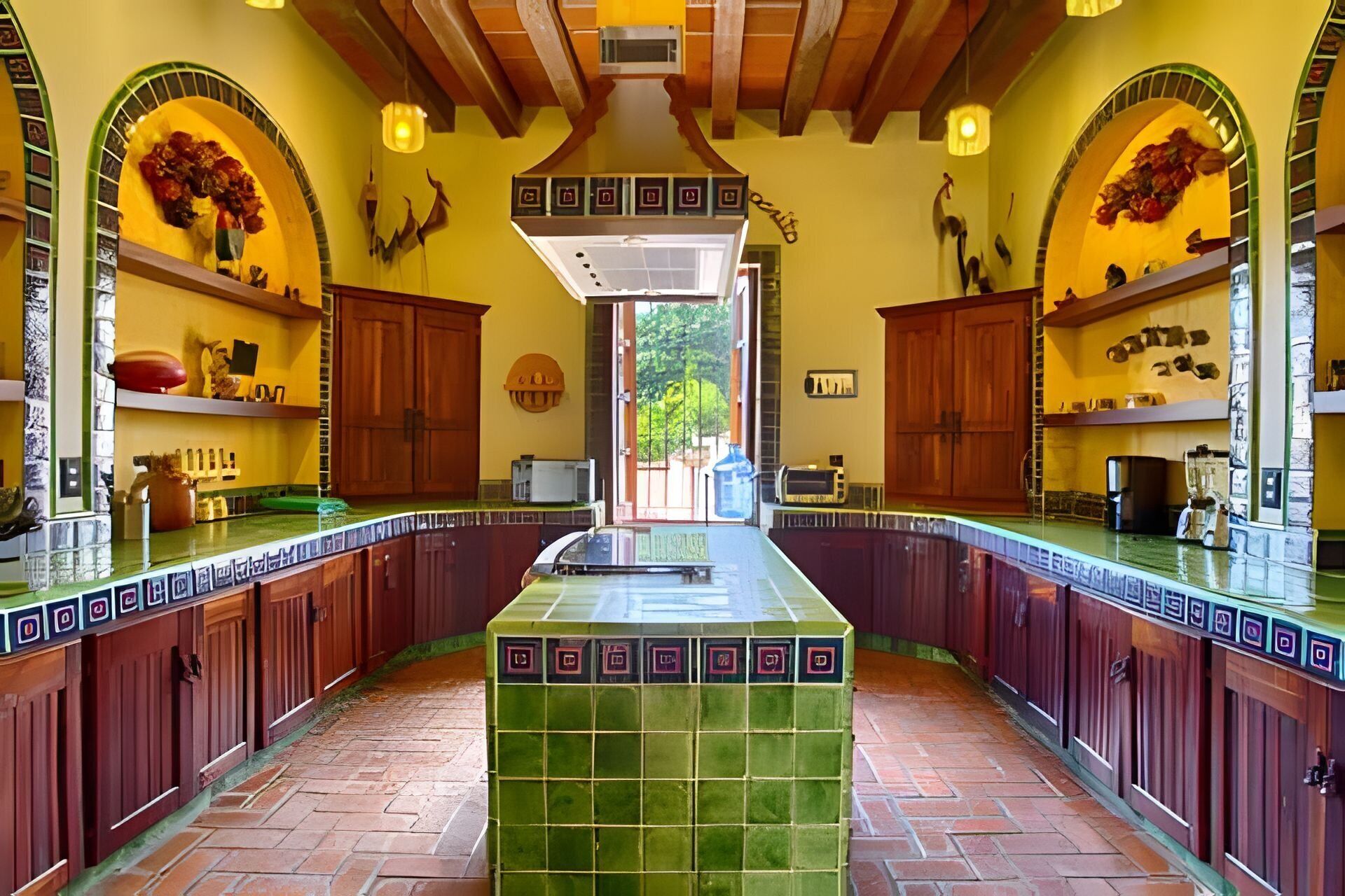 Kjøleskap, kaffetrakter/tekoker og kjøkkenutstyr