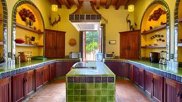 Geladeira, cafeteira/chaleira, talheres/pratos/utensílios de cozinha