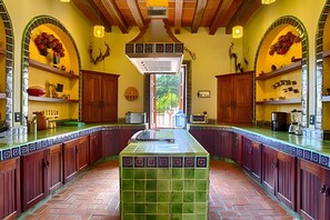 Kjøleskap, kaffetrakter/tekoker og kjøkkenutstyr