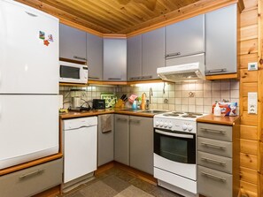 Kühlschrank, Mikrowelle, Geschirrspüler, Kochgeschirr/Geschirr/Besteck