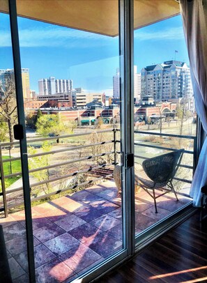 Interior - Stunning Views On Riverwalk Wow Factor 1BR 2BA (Reno)