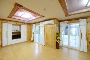 Casa familiar (1st floor) | Zona de estar | Una televisión LCD