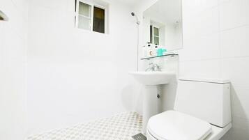 Familienhaus (2nd floor) | Badezimmer | Dusche, kostenlose Toilettenartikel, Haartrockner, Handtücher