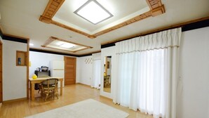 客房 (102) | 起居区 | 液晶电视