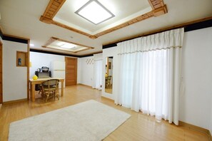 Habitación (102) | Zona de estar | Una televisión LCD