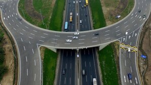 Vista aérea de un cruce de autopistas multinivel con varias vías y tráfico.