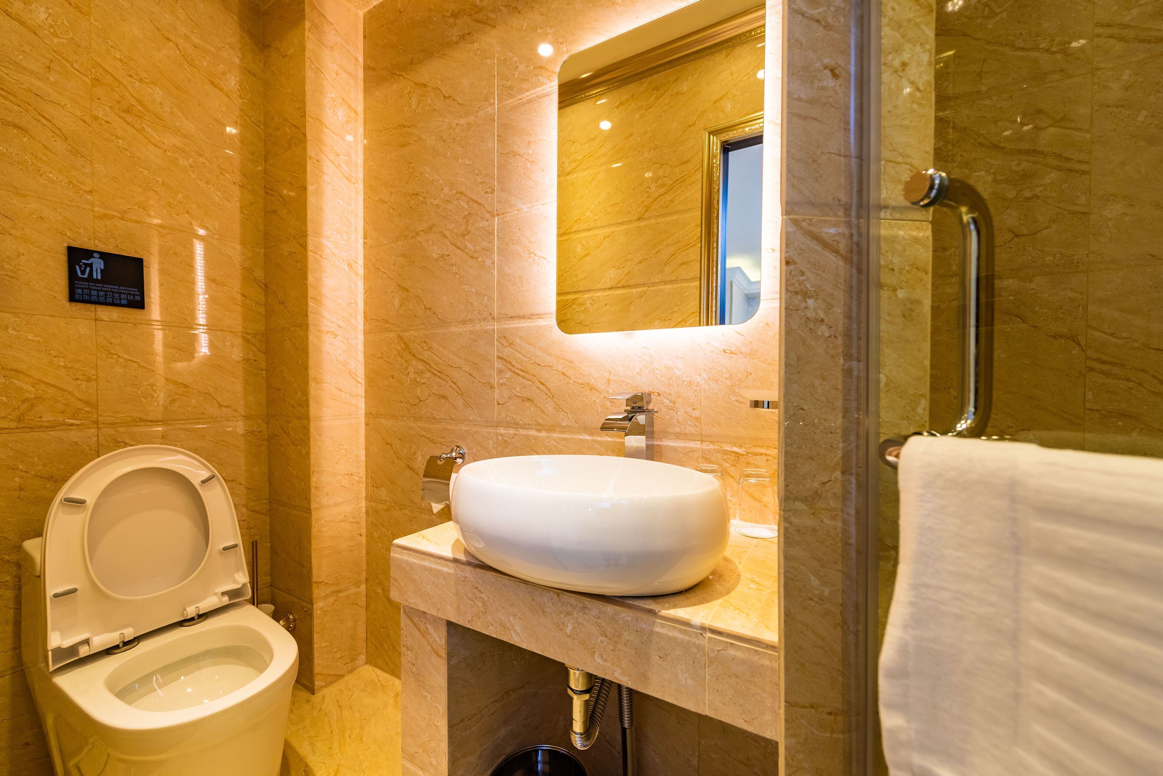 Badezimmer | Dusche, kostenlose Toilettenartikel, Haartrockner, Hausschuhe