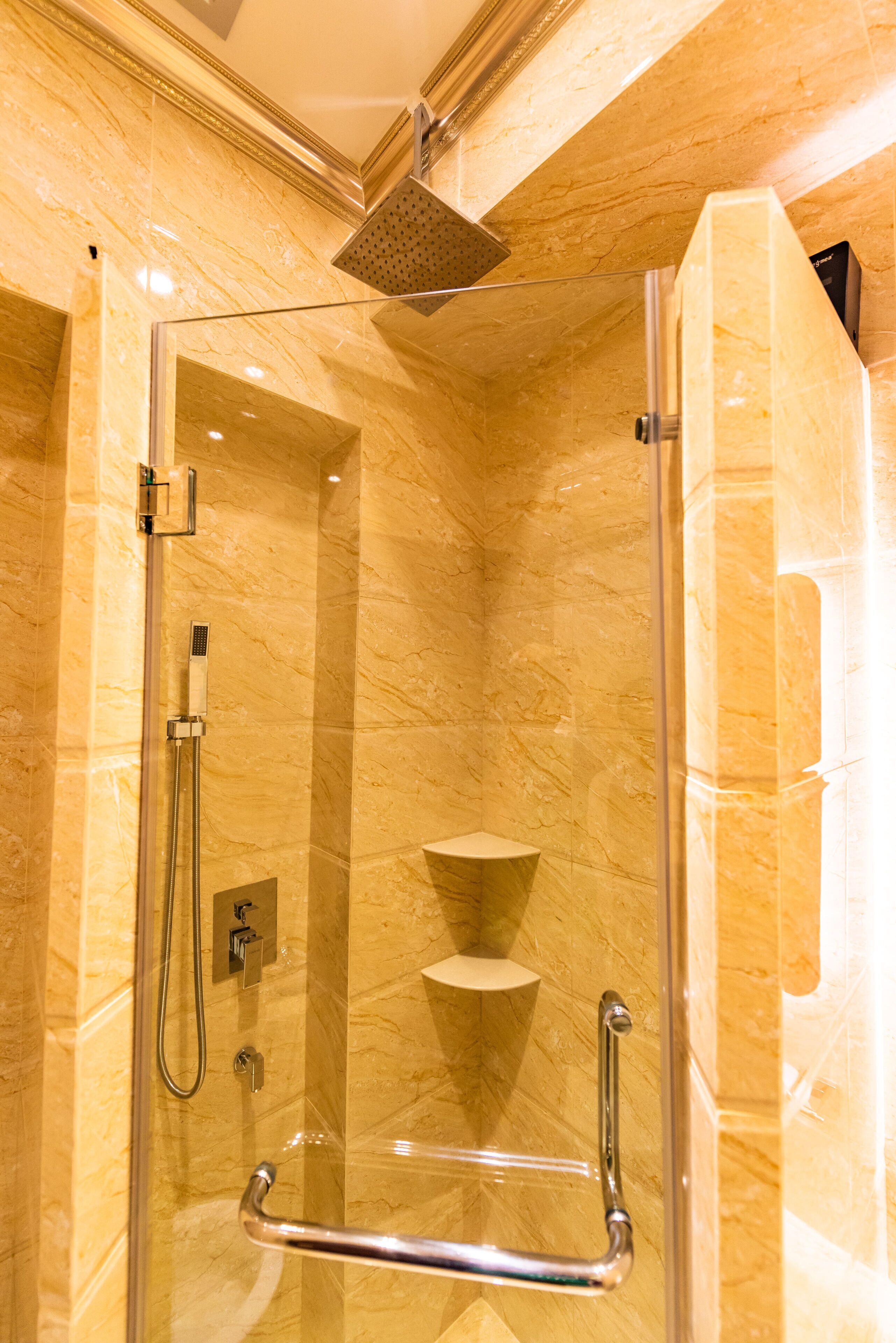 Badezimmer | Dusche, kostenlose Toilettenartikel, Haartrockner, Hausschuhe