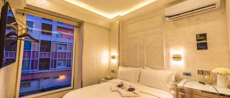 Deluxe Double Room (AC 1) | Individually decorated, individually furnished, desk, laptop workspace