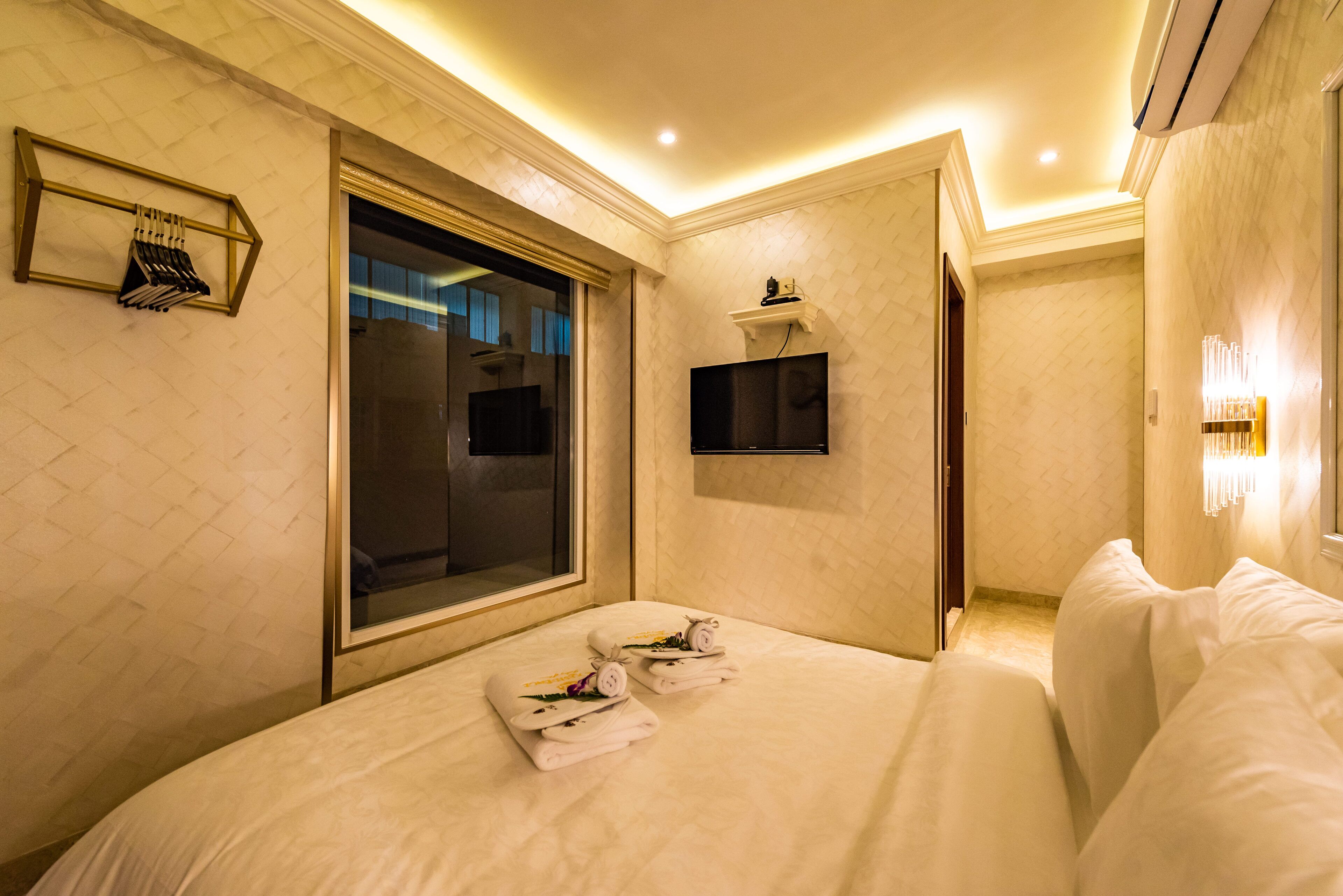 couple double room (ac 7) | individually decorated, individually furnished, desk, laptop workspace