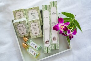 Chuveiro, produtos de toalete grátis, secador de cabelo, chinelos