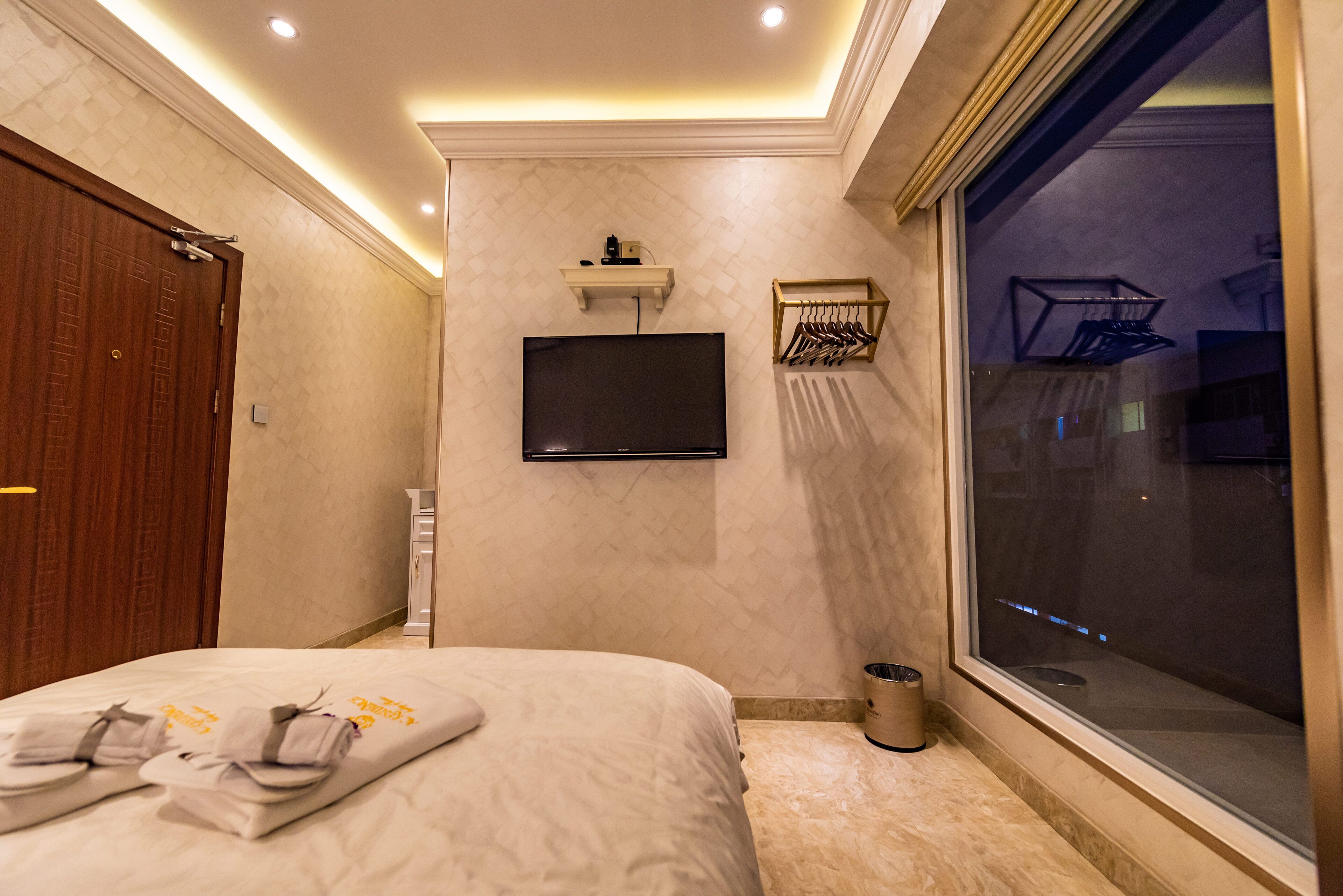 leisure double room (ac 6) | individually decorated, individually furnished, desk, laptop workspace