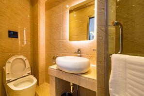 Shower, rainfall showerhead, free toiletries, hair dryer - CJ Residence (Kota Kinabalu)