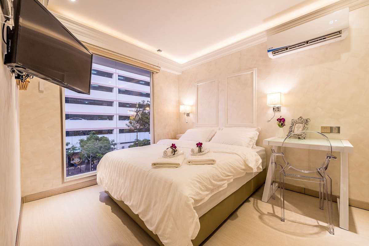 deluxe double room (cj 1) | individually decorated, desk, laptop workspace, blackout curtains