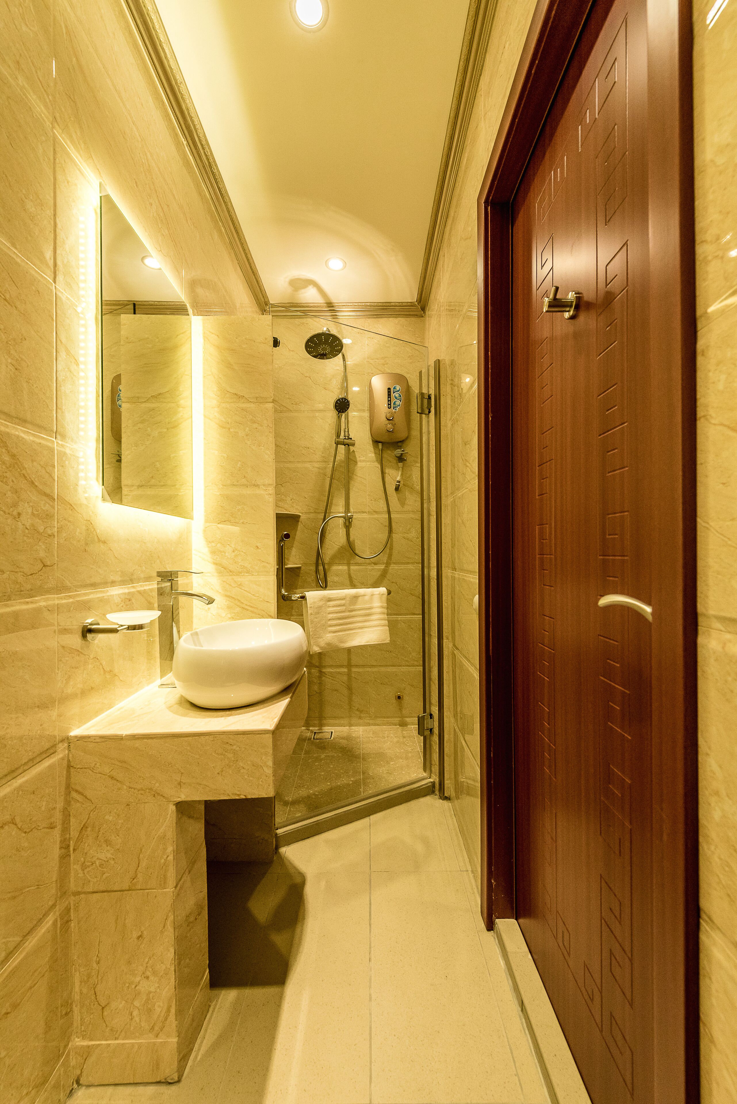 shower, rainfall showerhead, free toiletries, hair dryer