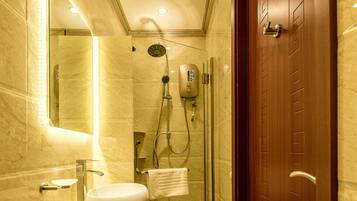 Shower, rainfall showerhead, free toiletries, hair dryer