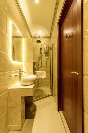 Shower, rainfall showerhead, free toiletries, hair dryer - CJ Residence (Kota Kinabalu)