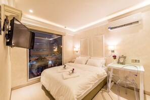 Decoración individual, escritorio, espacio para trabajar con un portátil