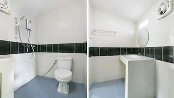 Superior Double Room | Bathroom | Shower, towels, soap, shampoo