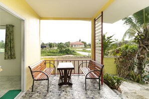 Deluxe-Dreibettzimmer | Terrasse/Patio