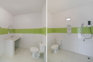 Deluxe Triple Room | Bathroom | Shower, towels, soap, shampoo - Collection O Night Bazaar Chiangmai (Cha-am)