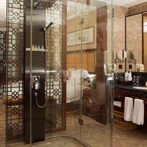 Kamar Desain, Bebas Asap Rokok | Kamar mandi | Pancuran hujan, perlengkapan mandi gratis,  dan pengering rambut