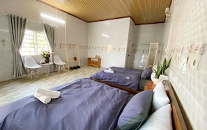 Kamar Triple Keluarga, pemandangan kebun | Meja kerja, ruang kerja ramah laptop, dan Wi-Fi gratis