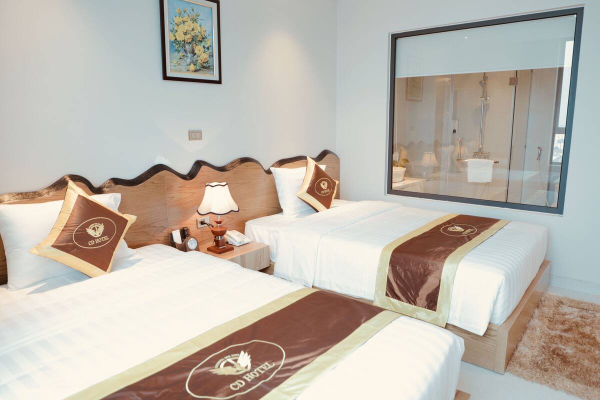 Executive Twin Room | Minibar, in-room safe, desk, blackout drapes