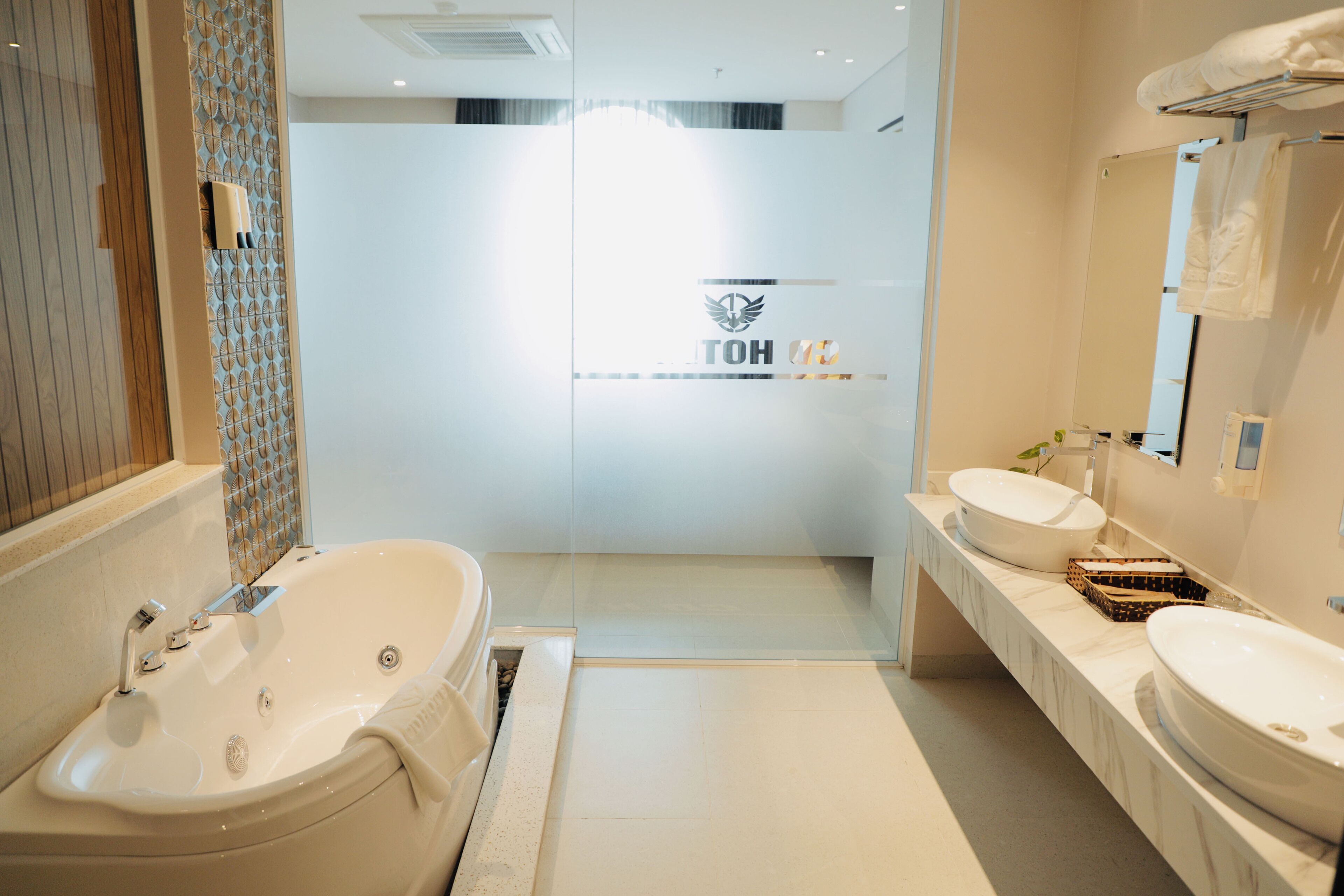 Family Room | Bathroom | Free toiletries, hair dryer, bathrobes, slippers