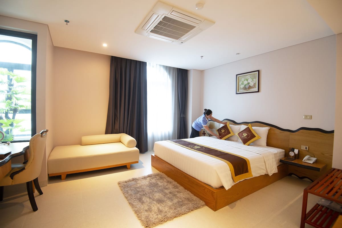 Family Room | Minibar, in-room safe, desk, blackout drapes