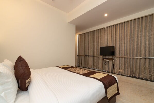 Suite Room | أغطية فراش متميزة ومكتب وتجهيزات عازلة للصوت ومكواة/لوح كي