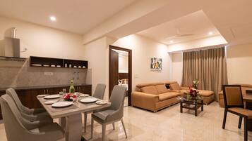 Suite Room | Living room | 30-inch flat-screen TV with satellite channels, TV