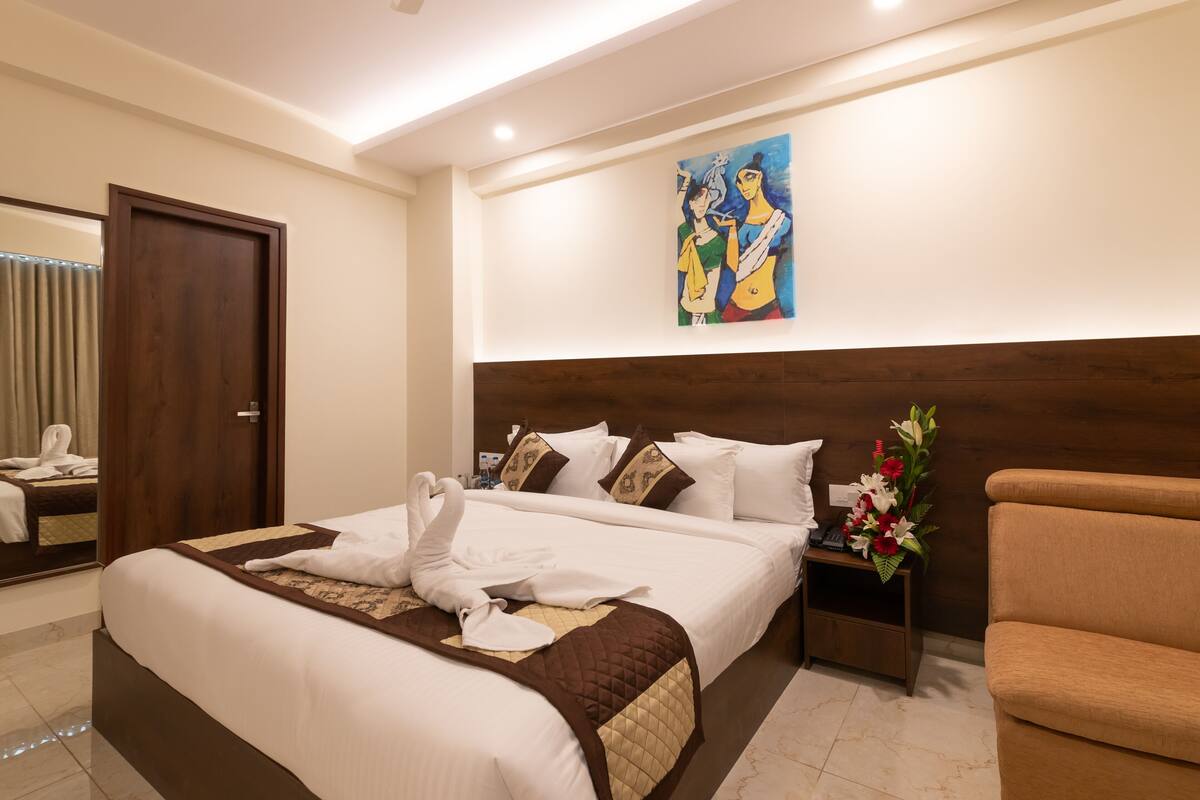Suite Room | Premium bedding, desk, soundproofing, iron/ironing board (on request)