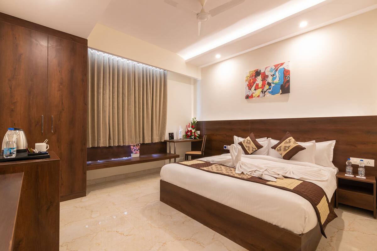 Habitación Deluxe | Ropa de cama de alta calidad, escritorio y insonorización