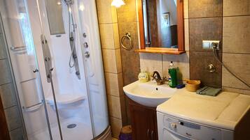 Apartment, 1 Bedroom, Garden View | Bathroom