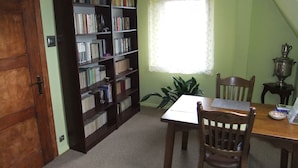Apartment, 1 Bedroom, Garden View | Ruang tamu | Buku-buku 