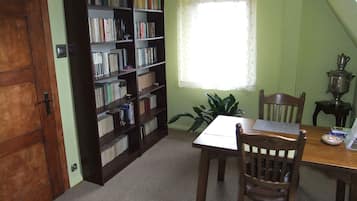 Appartamento, 1 camera da letto, vista giardino | Area soggiorno | Libri