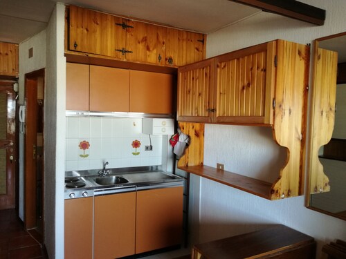 Monolocale con bagno all'interno di un condominio