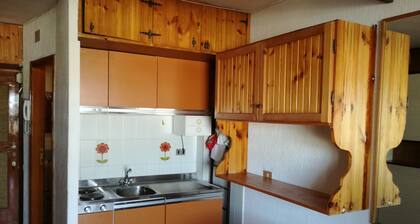 Monolocale con bagno all'interno di un condominio