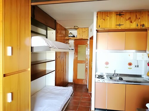 Monolocale con bagno all'interno di un condominio