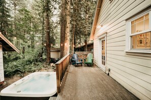 Cabin, 2 Bedrooms, Smoking, Fireplace | Bathroom amenities