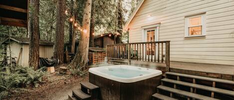 Cabin, 2 Bedrooms, Smoking, Fireplace | Bathroom amenities