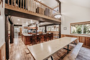 Cabaña, varias habitaciones, fumadores, terraza | Restauración