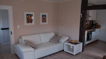 Fernseher, DVD-Player, Bücher, Stereoanlage