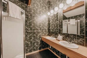 Chalet, 3 Bedrooms, Balcony | Bathroom
